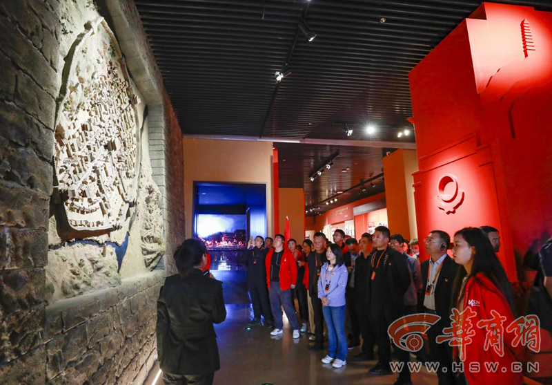 采访团参观延安革命纪念馆