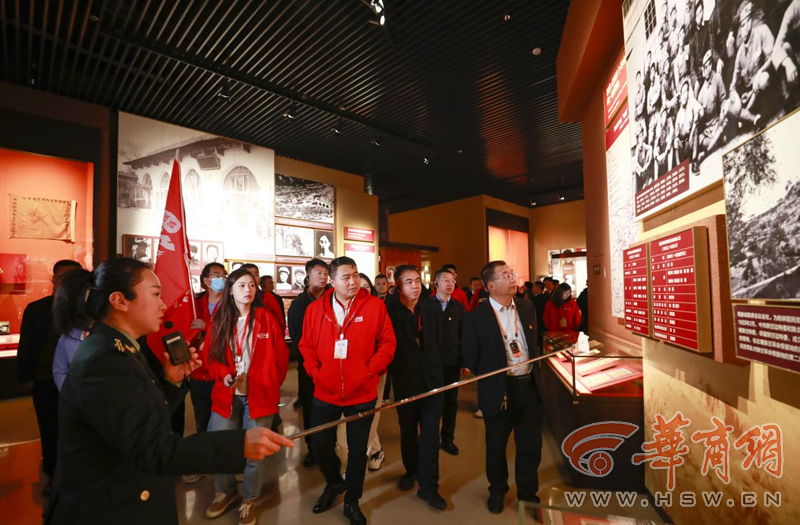 采访团参观延安革命纪念馆