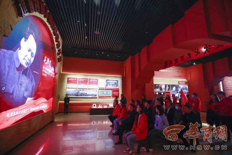 记者们学习观看中共七大相关视频资料