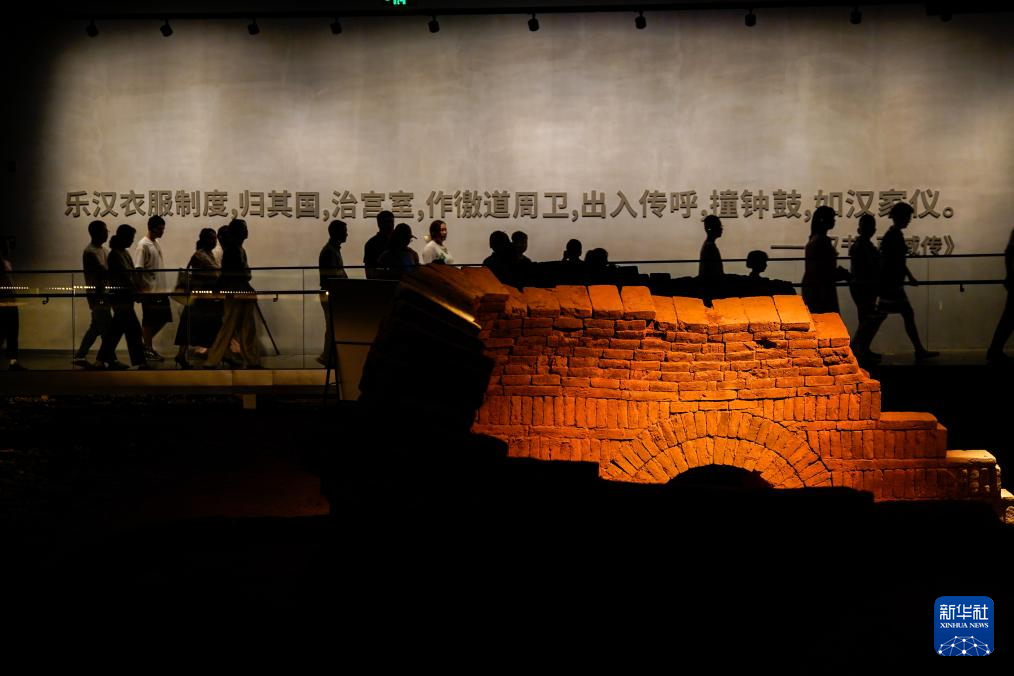  7月15日，观众在新疆库车市龟兹魏晋古墓遗址博物馆参观。