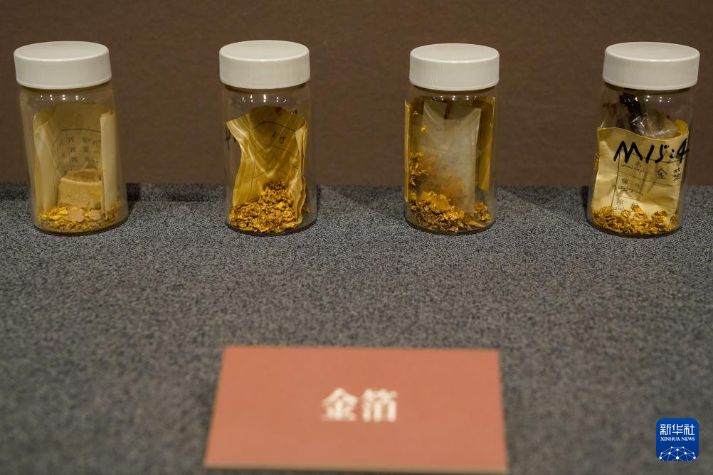 这是新疆库车市龟兹魏晋古墓遗址博物馆展出的金箔（7月15日摄）。