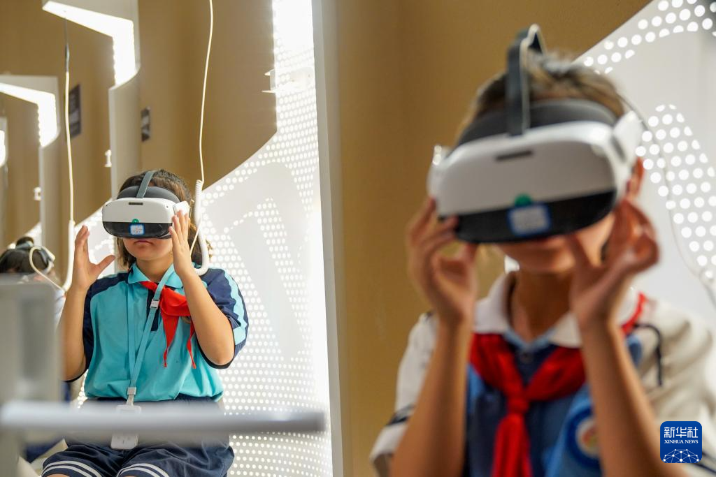 7月15日，在新疆库车市龟兹魏晋古墓遗址博物馆，参观者佩戴VR设备沉浸式探索博物馆。