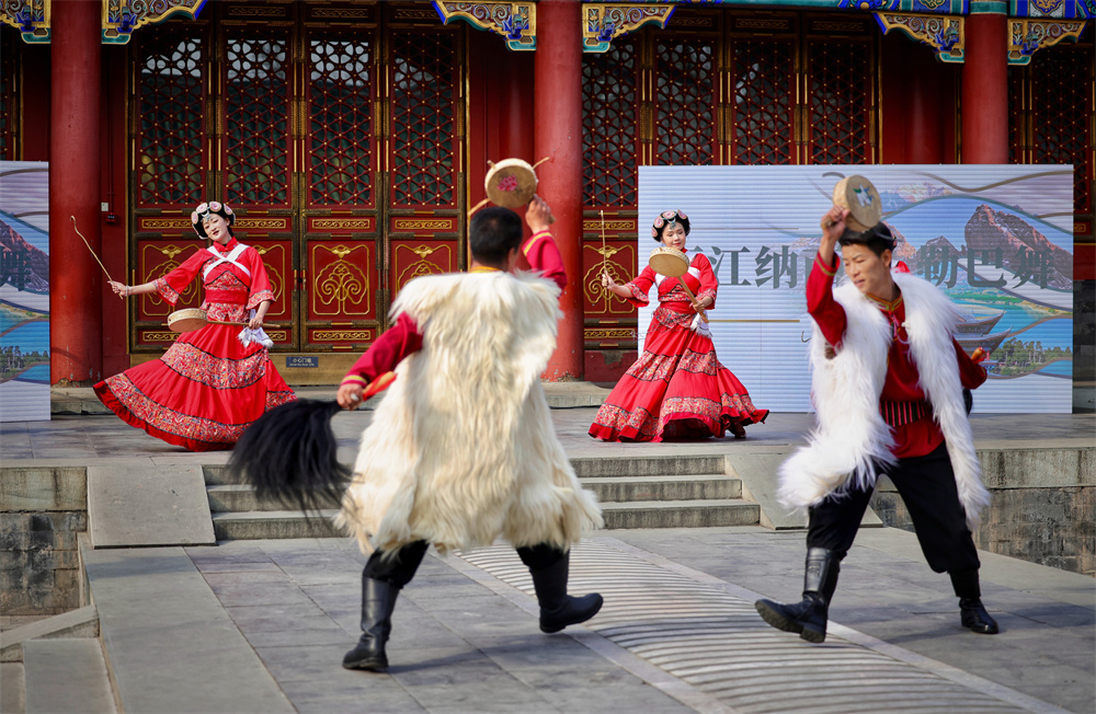 演员在开幕式上表演纳西族勒巴舞